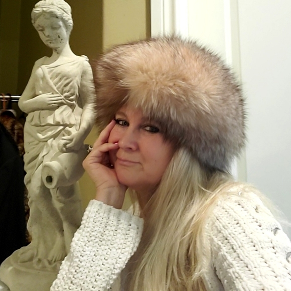 Plush Red/Brown Crystal Fox Fur Wrap and Hat - Picture 4 of 17